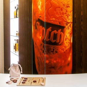 Grossflächiges Bild in Glas